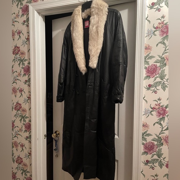 Beautiful Genuine Leather Coat - Picture 1 of 2